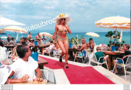 SAINT TROPEZ DEFILES DE MODE A L'AQUA CLUB 1996 PHOTO DE PRESSE AGENCE  ANGELI 27 X 18 CM - Autres & Non Classés