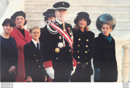 MONACO LE PRINCE ALBERT ET SES SOEURS  FETE NATIONALE 1998 PHOTO DE PRESSE AGENCE  ANGELI 27 X 18 CM R1 - Célébrités