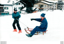 LE PRINCE CHARLES ET LE PRINCE HARRY A KLOSTERS 1997 PHOTO DE PRESSE AGENCE ANGELI  27X18CM R1 - Personalità