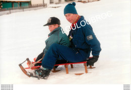 LE PRINCE CHARLES ET LE PRINCE HARRY A KLOSTERS 1997 PHOTO DE PRESSE AGENCE ANGELI  27X18CM R2 - Beroemde Personen