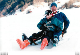 LE PRINCE CHARLES ET LE PRINCE HARRY A KLOSTERS 1997 PHOTO DE PRESSE AGENCE ANGELI  27X18CM R3 - Célébrités