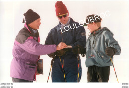 LE PRINCE CHARLES ET LE PRINCE HARRY A KLOSTERS 1997 PHOTO DE PRESSE AGENCE ANGELI  27X18CM R4 - Famous People