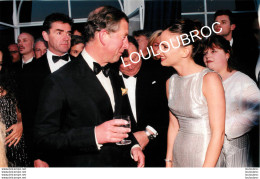 LE PRINCE CHARLES ET JULIETTE LEWIS DEFILE DE MODE  1999 PHOTO DE PRESSE AGENCE ANGELI  27X18CM - Famous People