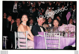 LE PRINCE CHARLES ET CATHERINE ZETA-JONES DEFILE DE MODE 1999 PHOTO DE PRESSE AGENCE ANGELI  27X18CM - Célébrités