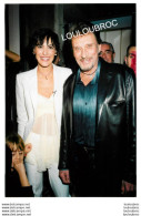 JOHNNY HALLYDAY ET INES DE LA FRESSANGE  03/2004 SALONS ROGER VIVIER PHOTO AGENCE ANGELI 30X21CM R1 - Beroemde Personen