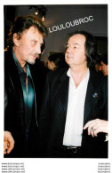 JOHNNY HALLYDAY 03/2004 SALON ROGER VIVIER AVEC GONZAGUE ST BRIS PHOTO AGENCE ANGELI 30X21CM R1 - Famous People