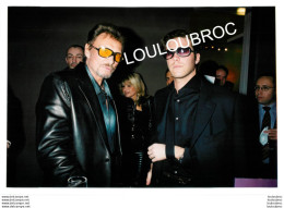 JOHNNY HALLYDAY 03/2004 SALON ROGER VIVIER AVEC EMMANUEL DE SAVOIE  PHOTO AGENCE ANGELI 30X21CM R1 - Célébrités