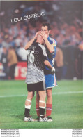 FOOTBALL PHOTO DE PRESSE 24X18 CM EURO 2000 VICTOIRE CONTRE L'ITALIE  BARTHEZ ET LAURENT BLANC  PHOTO AGENCE ANGELI - Deportes