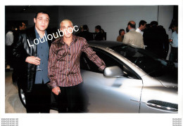 BOXEURS ACCARIES ET ASLOUM 2002 ESPACE ASTON MARTIN A PARIS 2002  PHOTO DE PRESSE AGENCE  ANGELI 27 X 18 CM - Famous People