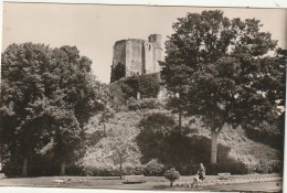 BE22 -(27) GISORS - TOUR DU GOUVERNEUR  - PROMENADE DANS LES JARDINS EN POUSSETTE - CARTE PHOTO  - 2 SCANS - Gisors