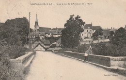 BE23 -(28) COURTALAIN - VUE PRISE DE L ' AVENUE DE LA GARE - EDIT. BAGAULT-  2 SCANS - Courtalain