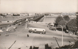 CE24 -(33) BORDEAUX - ENTREE DU PONT - LA NOUVELLE  CASERNE DES POMPIERS A LA BASTIDE - AUTOBUS , AUTOMOBILES -  2 SCANS - Bordeaux