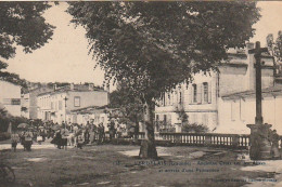 CE 27 -(33) VERDELAIS  - ANCIENNE CROIX SUR LES ALLEES  - ARRIVEE D ' UNE  PROCESSION  -  2 SCANS - Verdelais