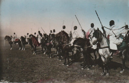 CE9  - SCENES ET TYPES DU MAROC - PREPARATION POUR LA FANTASIA  - CARTE COULEURS  -  2 SCANS - Afrika