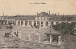 BE 1 -(18) BOURGES  - LA GARE  -ANIMATION -   CALECHE ET CARRIOLE A MAIN - TRAMWAY -  2 SCANS - Bourges