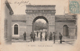 CE1 - SAIDA ( ALGERIE ) -  PORTE DE LA REDOUTE  - MILITAIRES  -  2 SCANS - Saida
