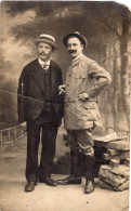 Carte Photo De Deux Homme élégant Posant Dans Un Studio Photo A Bourge En 1915 - Personnes Anonymes