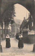 CE4 - GAND ( BELGIQUE ) -   GRAND BEGUINAGE  -  INTERIEUR - RELIGIEUSES  -  2 SCANS - Gent