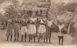 CE5 - MUSICIENS BETSIMISARAKA ( MADAGASCAR ) - ETHNIE MALGACHE - JOUEURS DE SODINA ( FLÛTE ) ,  TAMBOUR  - 2 SCANS - Madagaskar