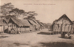 CE6 - VILLAGE DE LA REGION DE MANANJARY ( MADAGASCAR )  - VILLAGEOIS  -  2 SCANS - Madagascar