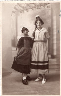 Carte Photo De Deux Jeune Filles élégante Déguisé Posant Dans Un Studio Photo - Personnes Anonymes