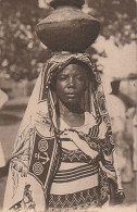 CE6  - MADAGASCAR  -  FEMME DES COMORES - PORTRAIT -  2 SCANS - Komoren