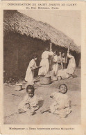 CE6  - MADAGASCAR  - DEUX  HEUREUSES PETITES MALGACHES  - FEMMES EN TRAIN DE PILER  -  2 SCANS - Madagascar