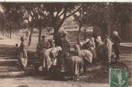 CE7  - ORAN ( ALGERIE ) - INDIGENES A LA FONTAINE   - 2 SCANS - Scenes