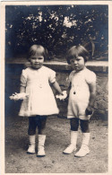 Carte Photo De Deux Petite Fille élégante Posant Dans La Cour De Leurs Maison - Anonyme Personen