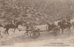 CE9 - LE MAROC ILLUSTRE - UNE COLONNE AU MAROC - LE 75 DANS LES DEFILES  - CANON DE 75 -  2 SCANS - Regiments