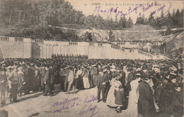 CE14 -(30) NIMES  - JARDINS DE LA FONTAINE PENDANT UN CONCERT - ANIMATION -  2 SCANS - Nîmes