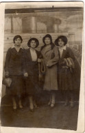 Carte Photo De Quatre Jeune Femmes élégante Posant Dans Un Décor De Bateau Dans Un Studio Photo En 1931 - Anonyme Personen