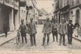 ALnw 4-(02) GUERRE 1914 - PRISONNIERS ALLEMANDS DANS LES RUES DE SOISSONS - 2 SCANS - Soissons