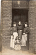 Carte Photo De Trois Femmes Avec Une Petite Fille Posant Devant L'entré De Leurs Maison - Personnes Anonymes