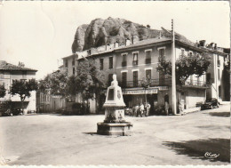 ALnw -(04) LES MEES - PLACE DE LA REPUBLIQUE - LES PENITENTS - ANIMATION - CAFE - POMPES SHELL - 2 SCANS - Andere & Zonder Classificatie