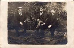 Carte Photo De Trois Hommes élégant Buvant Un Verre De Vin Dans Leurs Jardin En Aout 1915 - Anonyme Personen