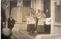 Carte Photo D'hommes D'église Devant L'entrée De Leurs Maison Vers 1930 - Personnes Anonymes