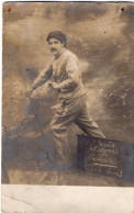 Carte Photo D'un Homme Avec Une Canne ( Un Ouvrier ) Posant Dans Un Studio Photo - Personnes Anonymes