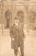Carte Photo D'un Homme élégant Se Promenant Dans Une Ville Vers 1905 - Anonymous Persons