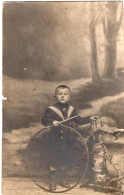 Carte Photo D'un Jeune Garcon élégant Avec Sont Cerceau Posant Dans Un Studio Photo - Anonymous Persons