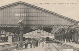 ALnw 13-(10) TROYES - LA GARE - PERSPECTIVE DU HALL DES VOYAGEURS - EMPLOYES - ANIMATION - QUAIS , VOIES FERREES - Troyes