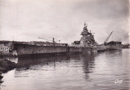 BATEAU DE GUERRE(RICHELIEU) BREST - Warships