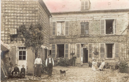 Carte Photo D'une Famille Avec Leurs Chiens Posant Dans La Cour De Leurs Grande Maison Vers 1910 - Personnes Anonymes