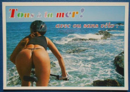 F19 Carte Postale Sexy Au Soleil De La Méditérannée Tous à La Mer Ave Ou Sans Vélo - Humour