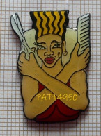 PAT14950 PIN UP BLONDE PUNK COIFFEUSE PEIGNE CISEAUX - Pin-ups