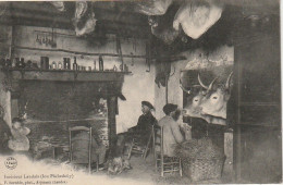 CE 29- INTERIEUR LANDAIS - PAYSANS DEVANT L' ATRE ET BOEUFS A L' ETABLE - PHOT. BERNEDE , ARJUZANX - Other & Unclassified