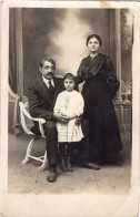 Carte Photo D'une Famille élégante Posant Dans Un Studio Photo Le 20 Novembre 1918 - Personnes Anonymes