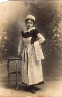 Carte Photo D'une Femme élégante ( Une Soubrette ) Posant Dans Un Studio Photo - Personnes Anonymes