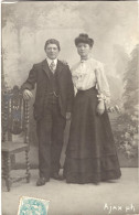 Carte Photo D'une Femme élégante Avec Un Homme Posant Dans Un Studio Photo En 1906 - Personnes Anonymes