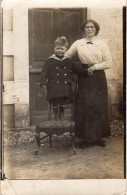 Carte Photo D'une Femme élégante Avec Un Petit Garcon Devant Sa Maison A Corgnac-sur L'Isle En Dordogne - Personnes Anonymes